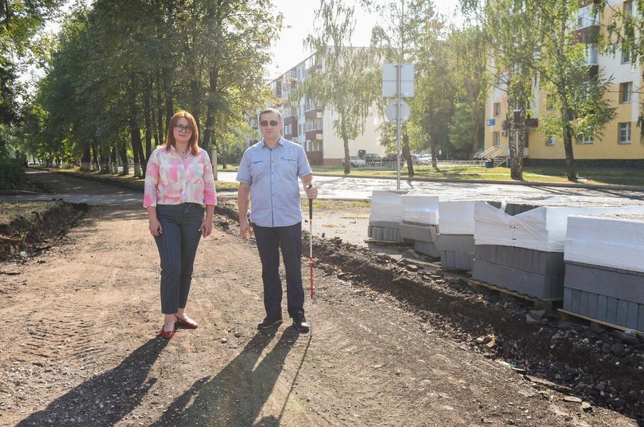 У нижнекамского медколледжа делают ремонт дорог, адаптированный для инвалидов по зрению У нижнекамского медколледжа делают ремонт дорог, адаптированный для инвалидов по зрению