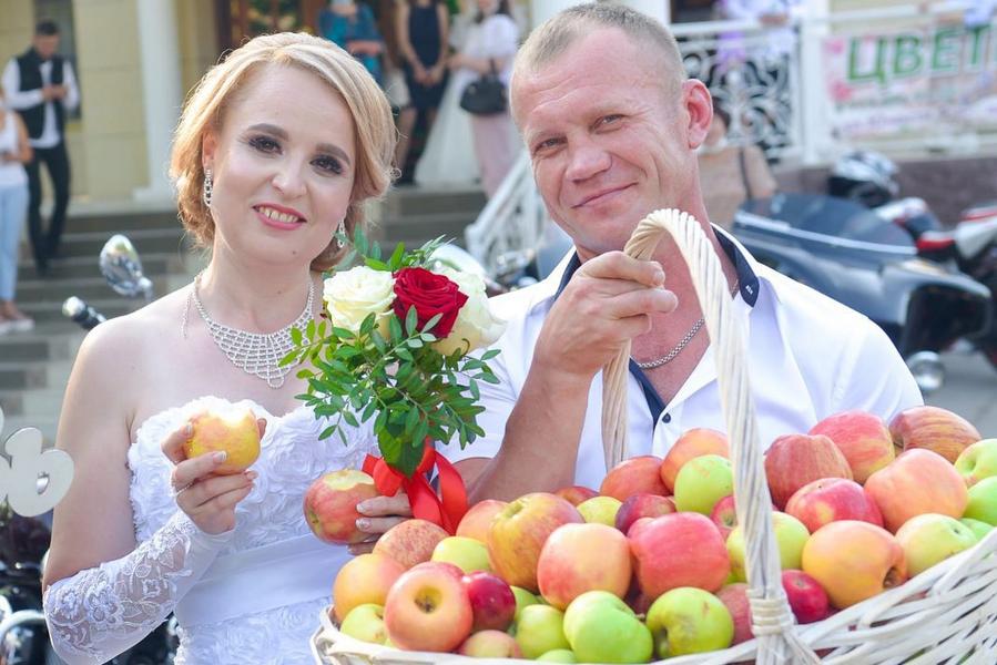 После бракосочетания пара отправилась с подарками в нижнекамский приют для детей