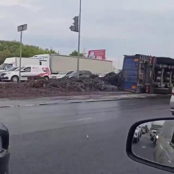В Челнах опрокинулся грузовик с металлической стружкой
