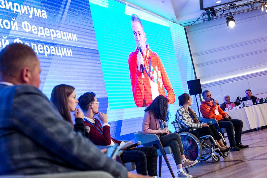 Рустам Минниханов призвал обустроить школьные спортплощадки, залы и дворы