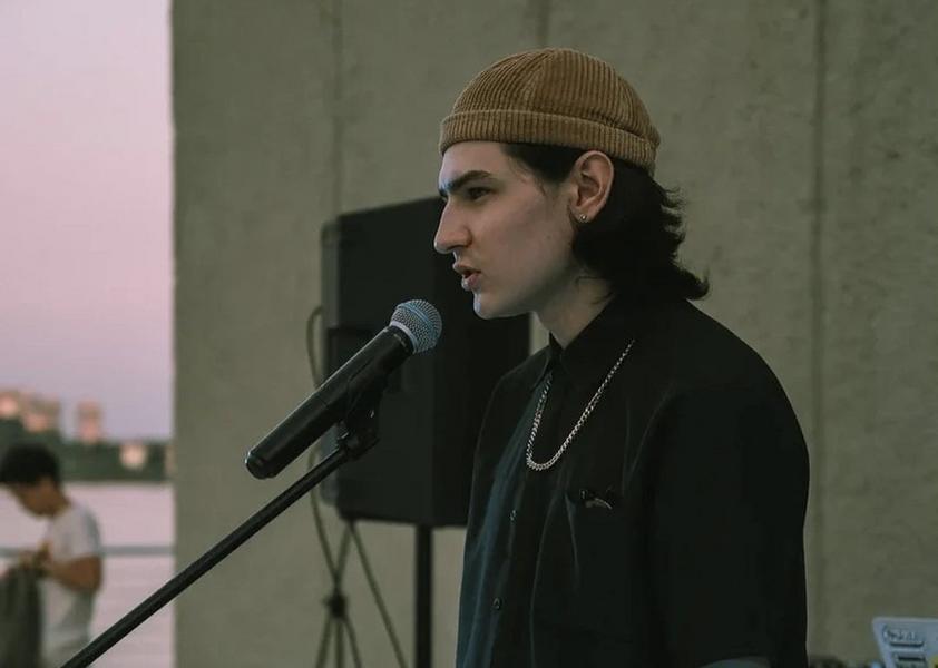 «Сейчас уже сопливые стихи о любви не заходят»: казанские авторы рассказывают, что такое современная поэзия