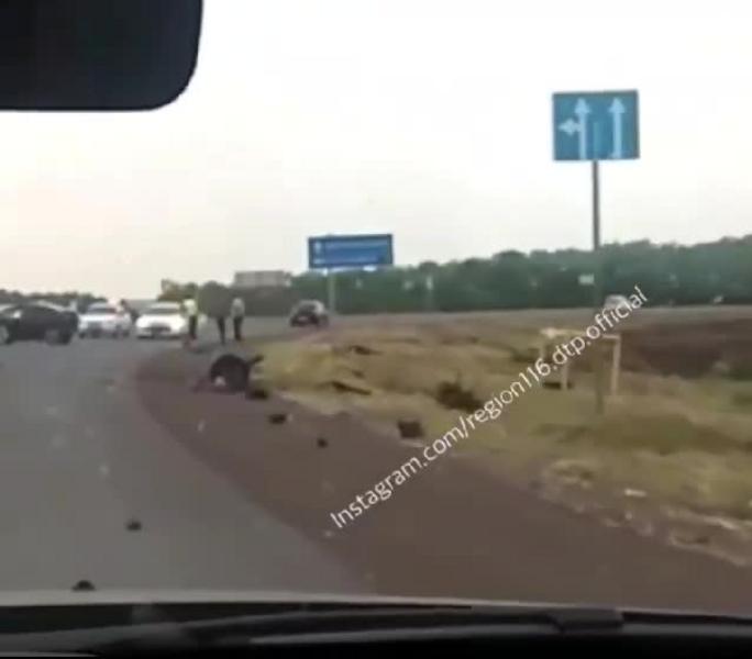 Грузовик столкнулся с легковушкой у села в Татарстане