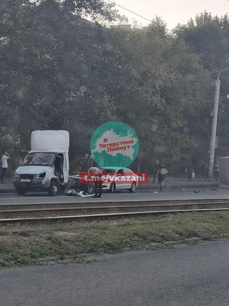 На Гвардейской в Казани трамвай сошёл с рельсов и протаранил «Газель»: машина перевернулась