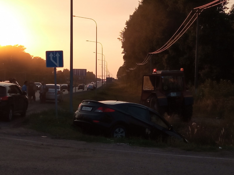 Недалеко от Казани пьяный водитель на тракторе сбил припаркованную машину и съехал в кювет