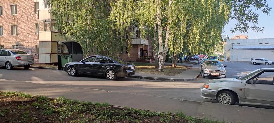 В Нижнекамске автолюбительница на «Ауди» во дворе жилого дома сбила пенсионера