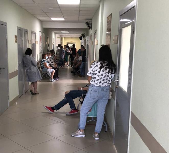 Нехватка врачей, грубый персонал и длинные очереди: нижнекамцы жалуются на бардак в поликлинике №1