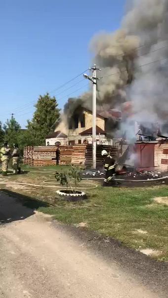 Горит частный дом в татарстанском поселке: жильцы успели эвакуироваться сами