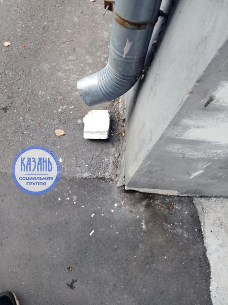 С пятиэтажного здания в Казани падают куски фасада: горожан просят быть осторожнее