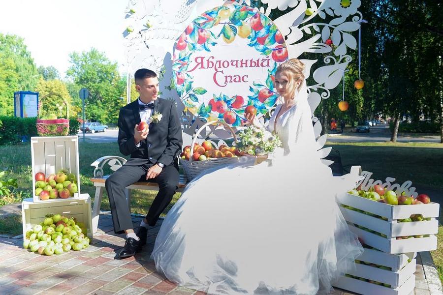 После бракосочетания пара отправилась с подарками в нижнекамский приют для детей