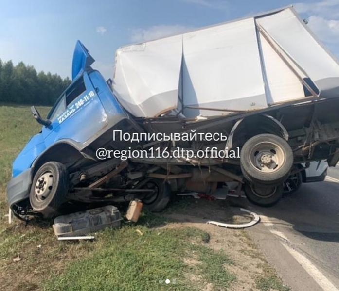 На Атабаевской трассе столкнулись внедорожник и «Газель»