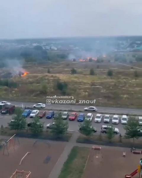 В Казани вспыхнул пожар в поле у ЖК «Салават Купере»