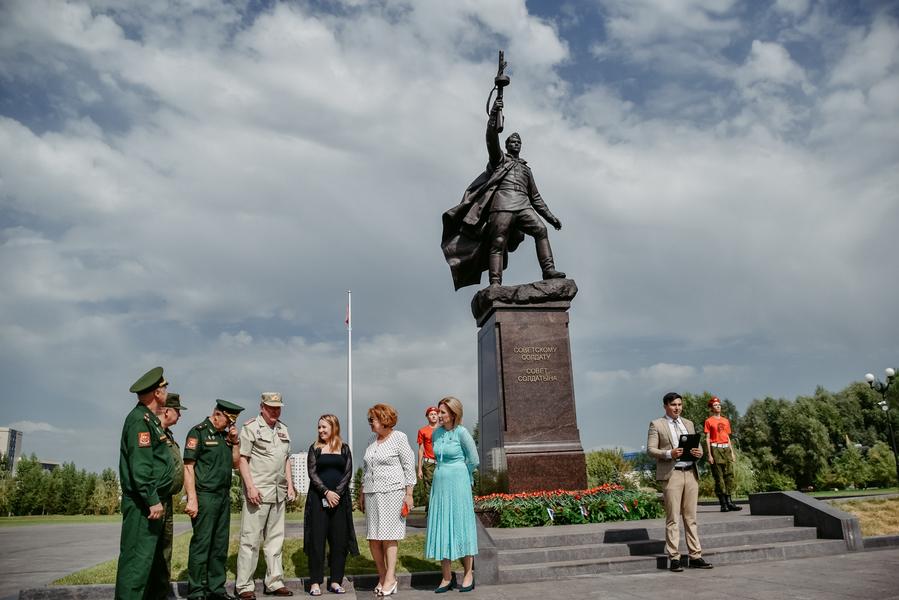 Молодежь Татарстана возложила цветы в память о подвиге солдата Гази Загитова