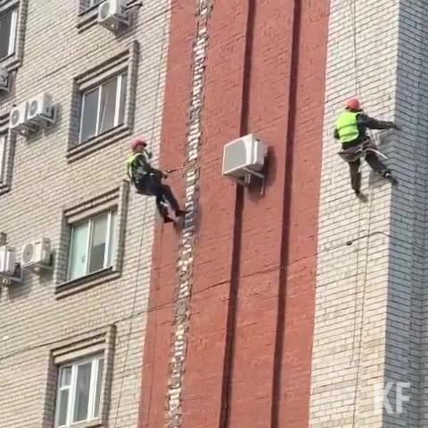 Во время ремонта фасада дома в Нижнекамске на кондиционер обрушились кирпичи
