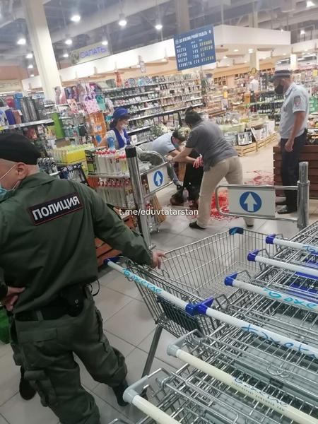 Казанец едва не покончил с собой на глазах покупателей «Бахетле» Казанец едва не покончил с собой на глазах покупателей «Бахетле»