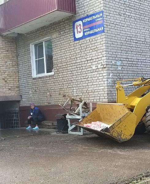 Под окнами квартиры нижнекамки устроили стоянку из тракторов Под окнами квартиры нижнекамки устроили стоянку из тракторов