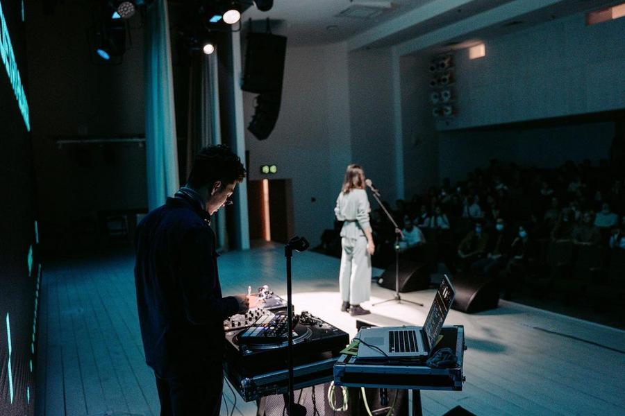 «Сейчас уже сопливые стихи о любви не заходят»: казанские авторы рассказывают, что такое современная поэзия