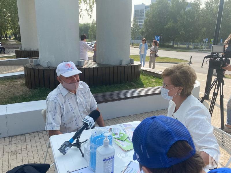 Татьяна Ларионова обсудила проблемы челнинцев в мобильной приемной «Единой России»