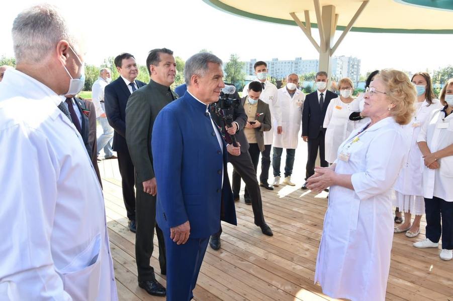 Рустам Минниханов посетил обновлённый парк «Малое Чайковое озеро»