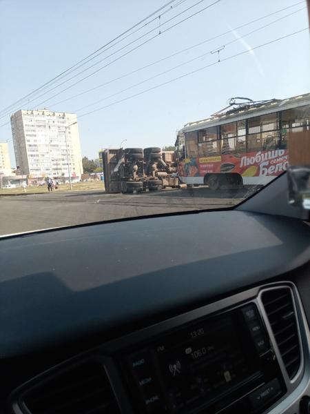 В Набережных Челнах трамвай опрокинул КАМАЗ