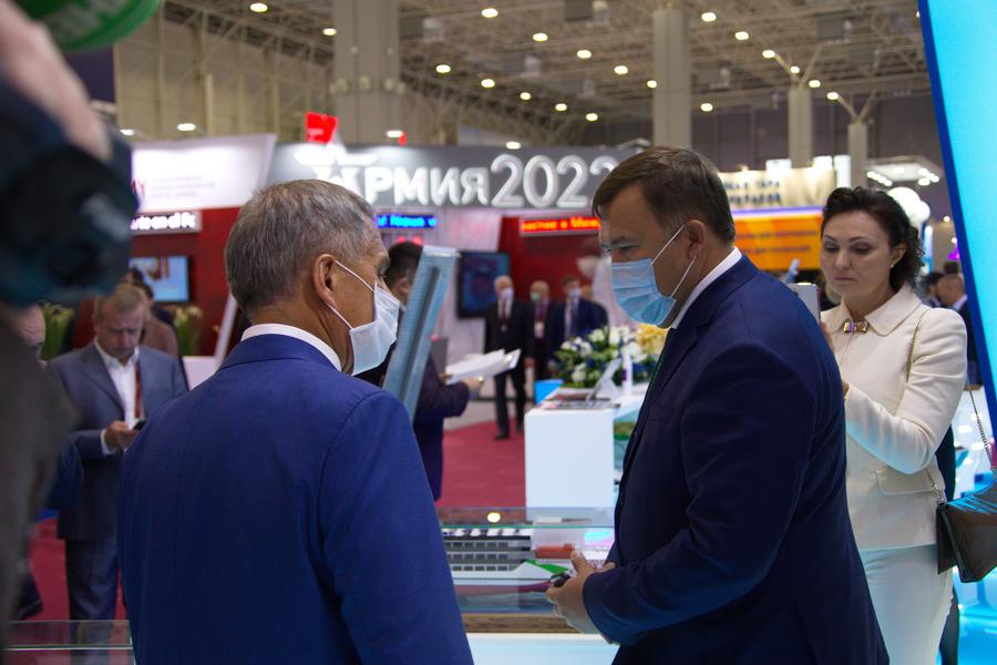 Рустам Минниханов осмотрел экспозиции татарстанских компаний на форуме «Армия-2021»