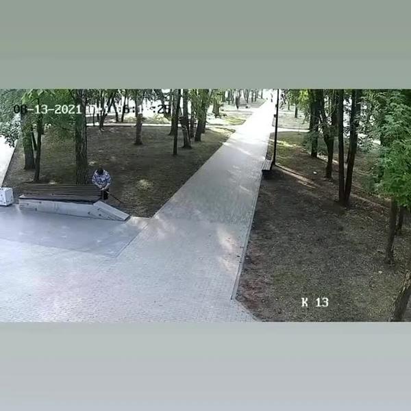 Любительница скандинавской ходьбы вырвала часть скамейки в парке Челнов