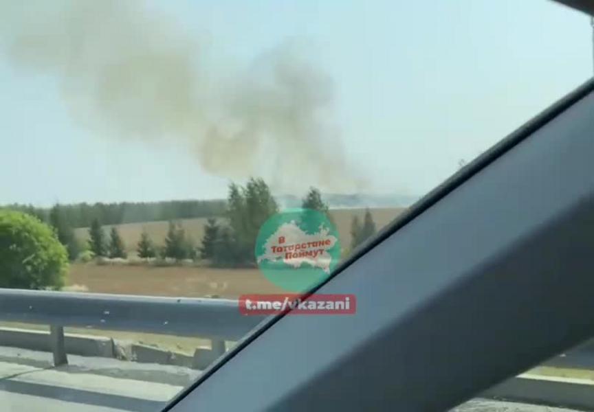 Гектар сухой травы загорелся у трассы Р239 рядом с селом Усады