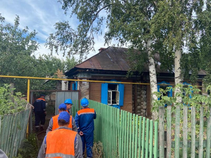 Пожарные Буинска потушили горящий частный дом