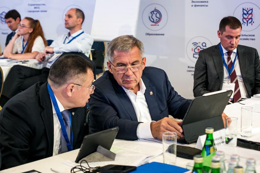 Рустам Минниханов призвал обустроить школьные спортплощадки, залы и дворы