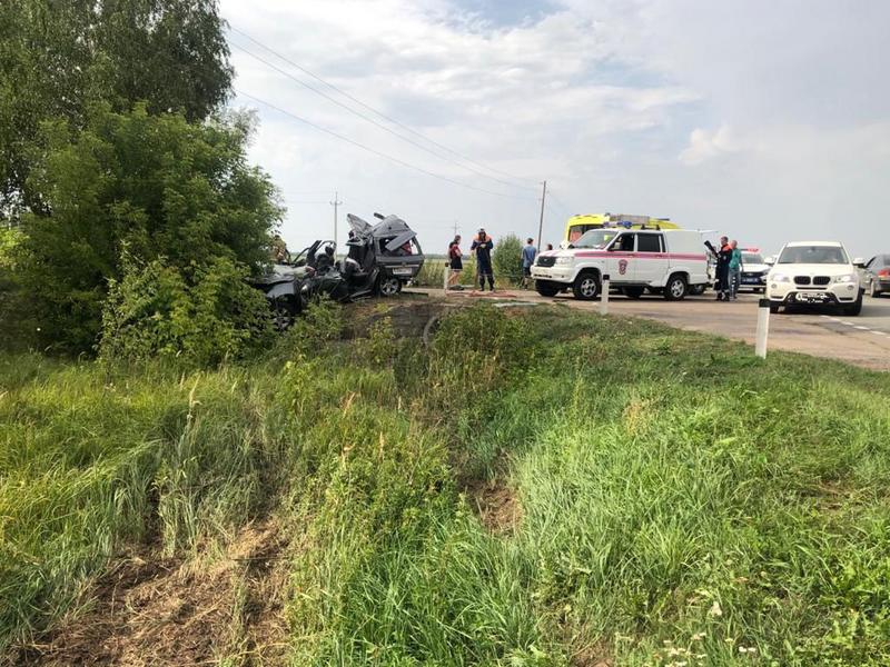 На трассе в Татарстане авто вылетело в кювет и ударилось о бетонный водосток: 2 человека погибли