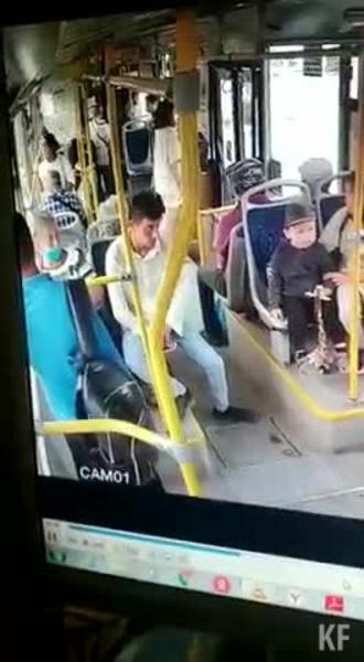 Мужчина ударил ножом незнакомого пенсионера в автобусе: момент попал на видео