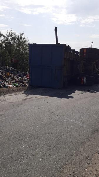 Мусоровоз опрокинулся в Нижнекамском районе