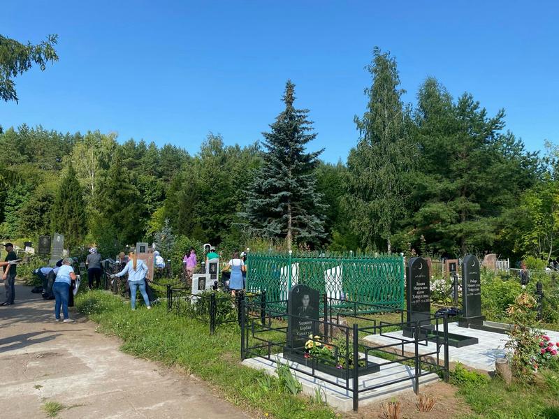 Нижнекамцы убрались на могилах ветеранов и первостроителей на городском кладбище