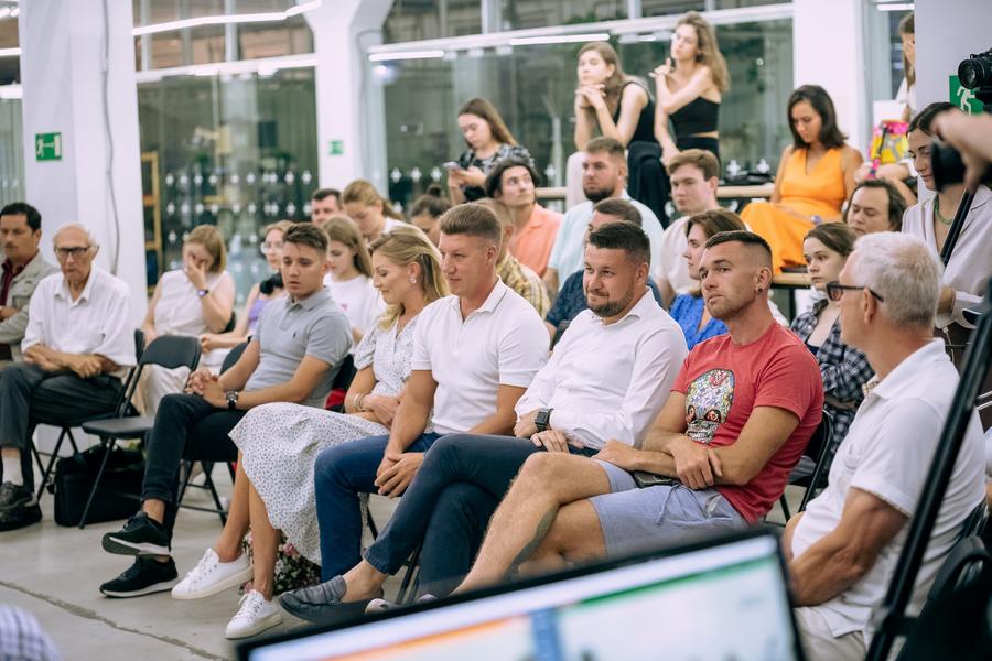 «Локомотив»: для чего нужен пляж, на котором нельзя купаться?