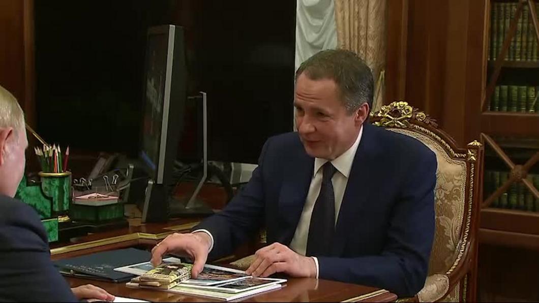 «Алешка» для Путина: Губернатор Белгородской подарил президенту шоколад с маленьким героем из Белгорода