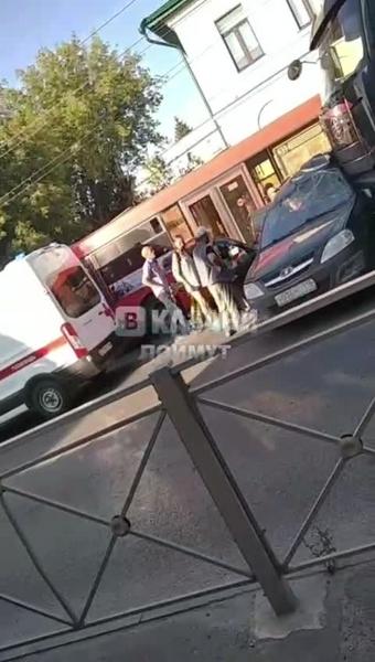 «КАМАЗ» врезался в легковушку в центре Казани «КАМАЗ» врезался в легковушку в центре Казани