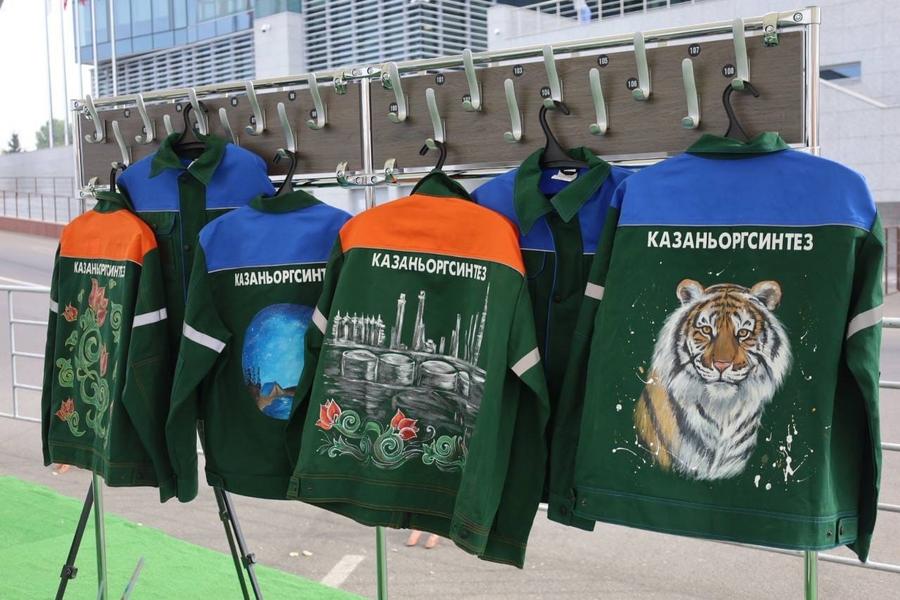 Минниханову на Tat Cult Fest’е подарили спецовку «Казаньоргсинтеза» с амурским тигром