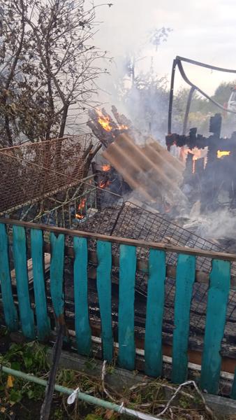 В Нижнекамском районе неизвестные подожгли надворные постройки