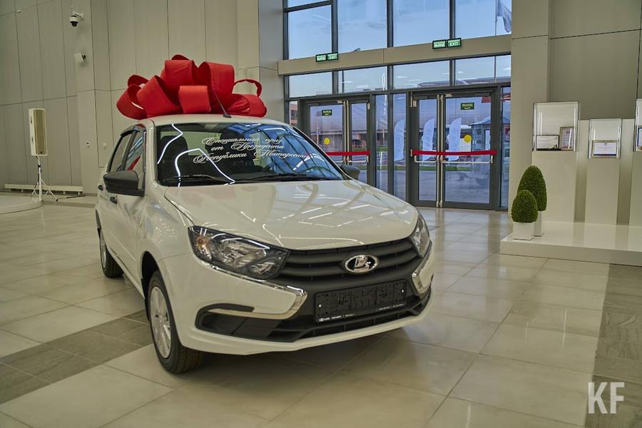 «Потребителям не хватает собственных денег, и они вынуждены обращаться за займами»: татарстанцы начали чаще покупать машины в кредит