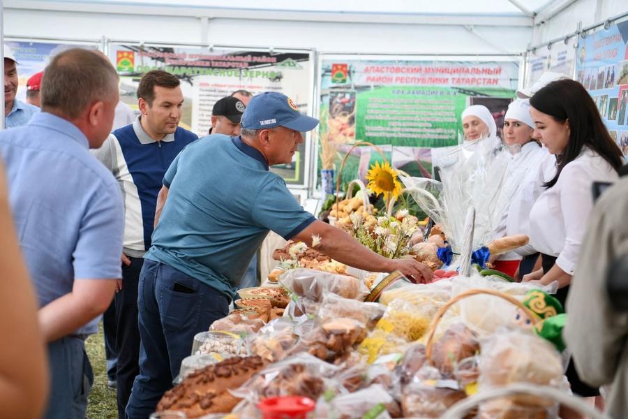 Минниханов ознакомился с темпом уборочных работ в Апастовском районе