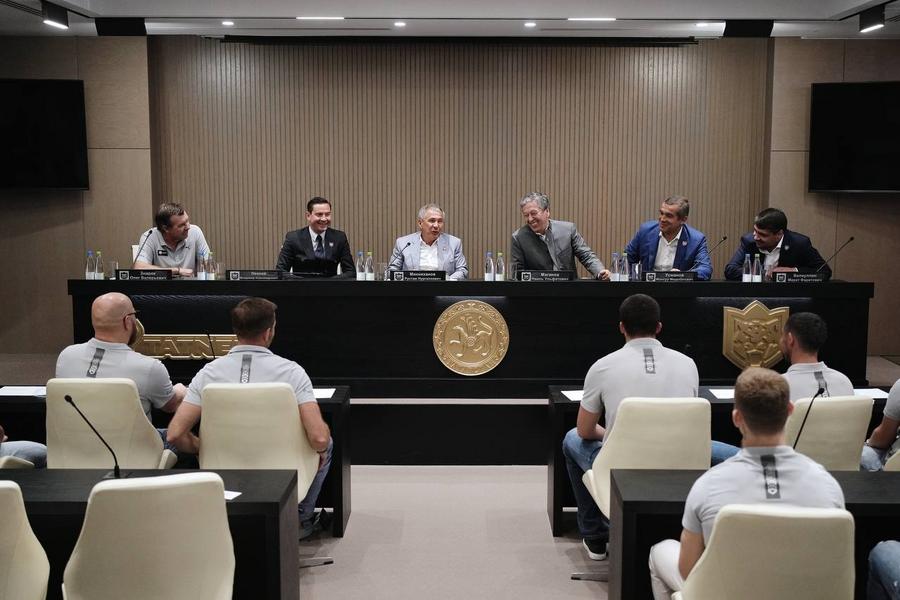 Рустам Минниханов навестил «Ак Барс» перед стартом сезона