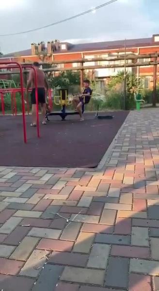 «Мармеладная война»: россиянин избил чужого ребенка на детской площадке и попал на видео