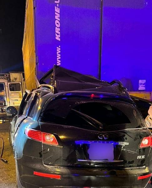 На трассе в Татарстане водитель иномарки влетел в фуру и погиб