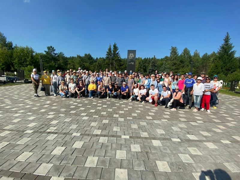Нижнекамцы убрались на могилах ветеранов и первостроителей на городском кладбище