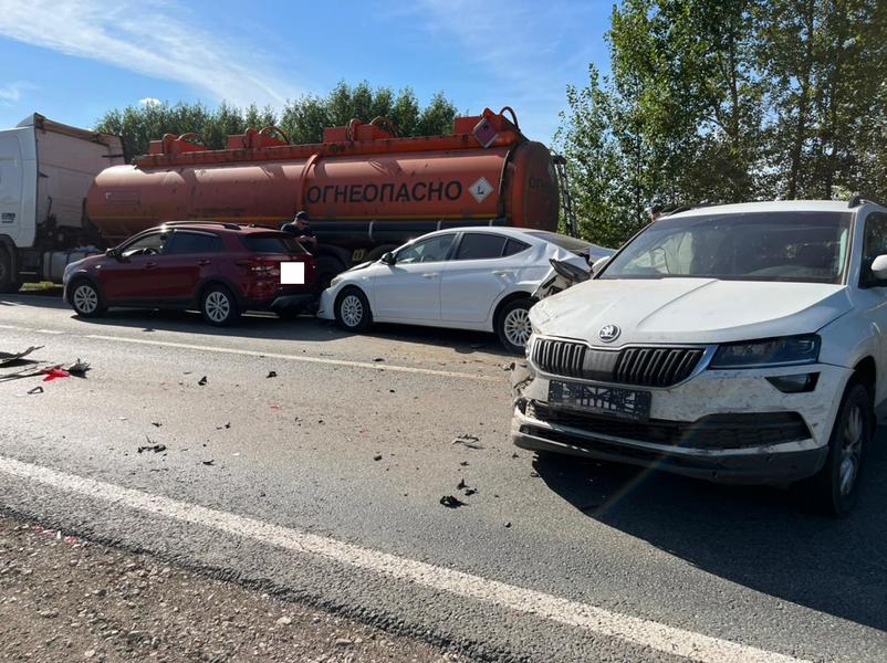 Водитель фуры на трассе Чистополь - Нижнекамск устроил массовую аварию