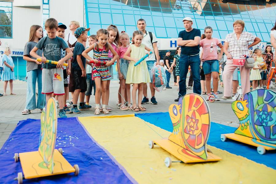 В первый класс с портфелем от СИБУРа. Дети нефтехимиков побывали на празднике и получили подарки к школе.