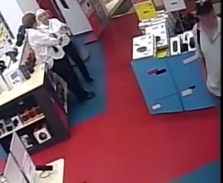 В Нижнекамске мужчина обворовал магазин бытовой техники, украв оттуда игровые диски