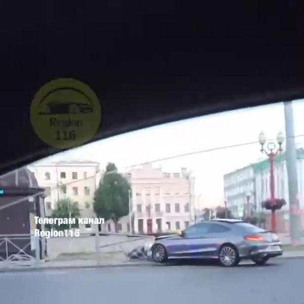 На Площади Свободы в Казани Mercedes снес забор