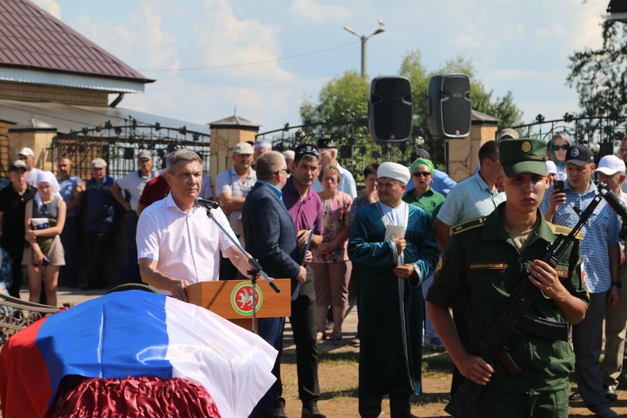 В Актанышском районе Татарстана простились с погибшим на Украине многодетным отцом Артуром Камаловым