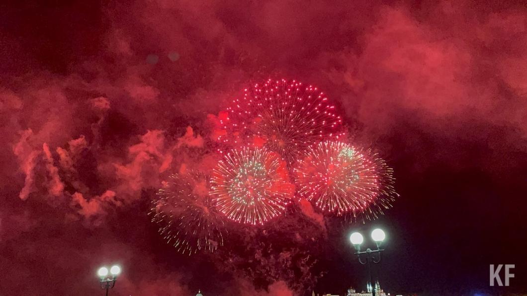 Над Казанью прогремел праздничный салют в честь Дня республики, который войдет в книгу рекордов Гиннеса