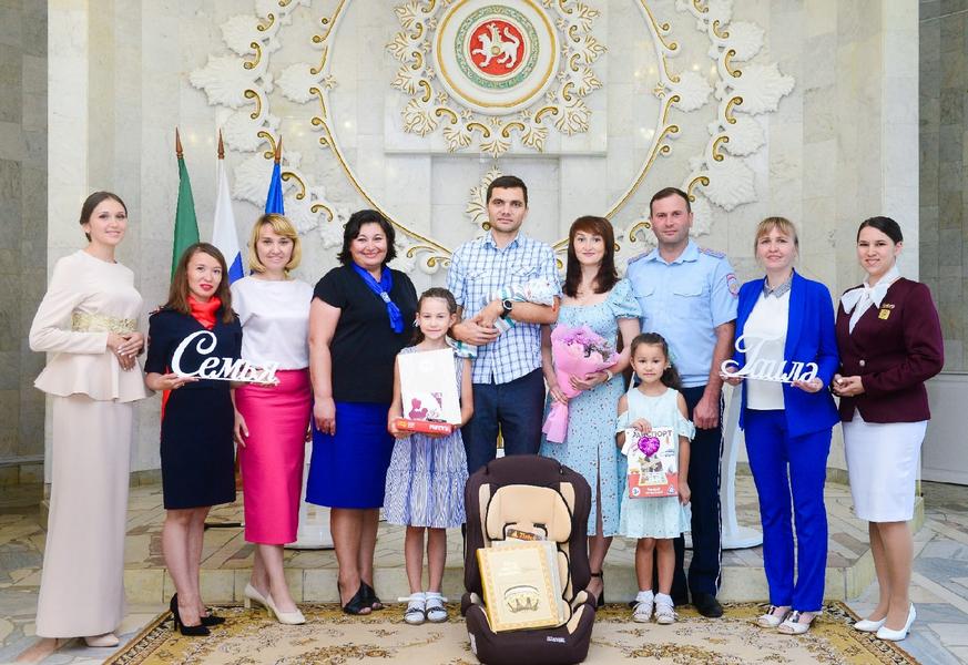 В Нижнекамске в День республики прошло торжественное имянаречение младенца В Нижнекамске в День республики прошло торжественное имянаречение младенца